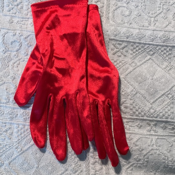 Red gloves - Picture 2 of 2